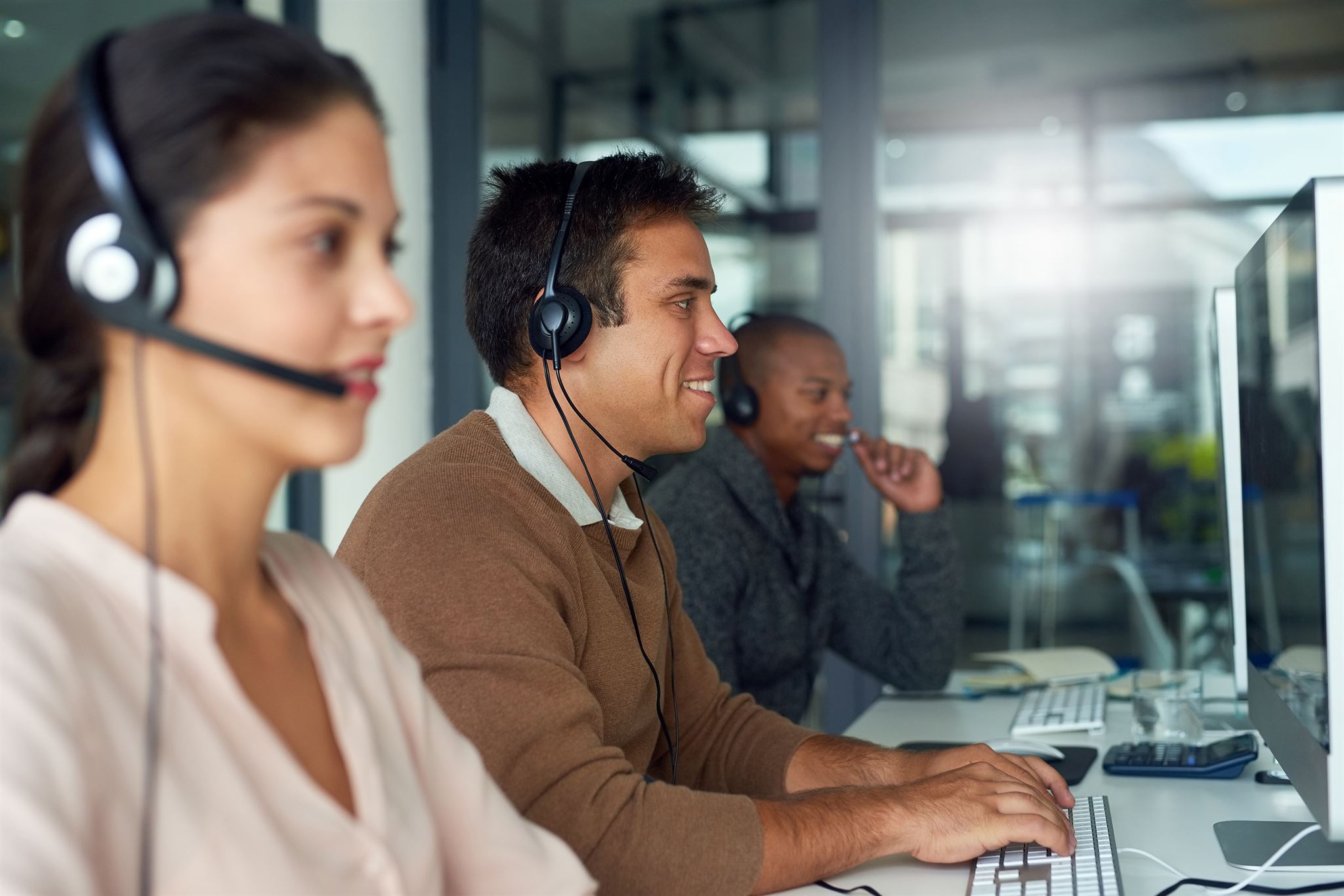 Customer support representative assisting client